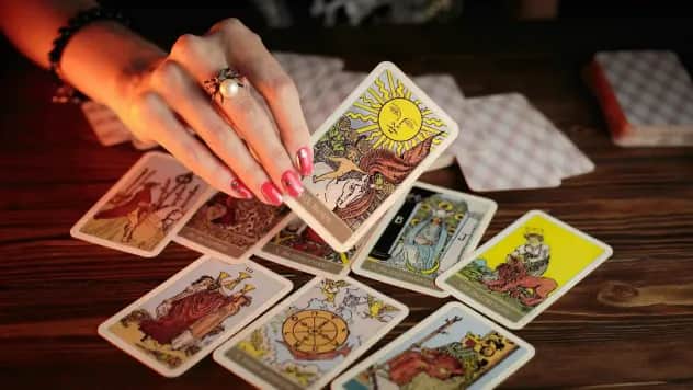 Todas las cartas de tarot con significados derechos e invertidos para estudio